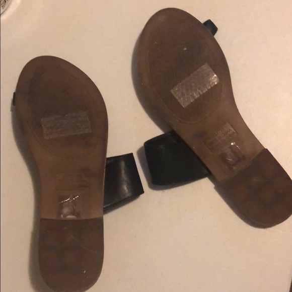 FREE W/ BUNDLE Cute & trendy sandals - Picture 2 of 4